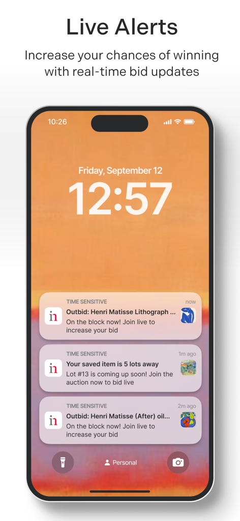 Invaluable Auctions: Bid Live - iPhone-Sperrbildschirm, der Echtzeit-Gebotsbenachrichtigungen und Outbid-Benachrichtigungen von der Invaluable-Auktions-App anzeigt