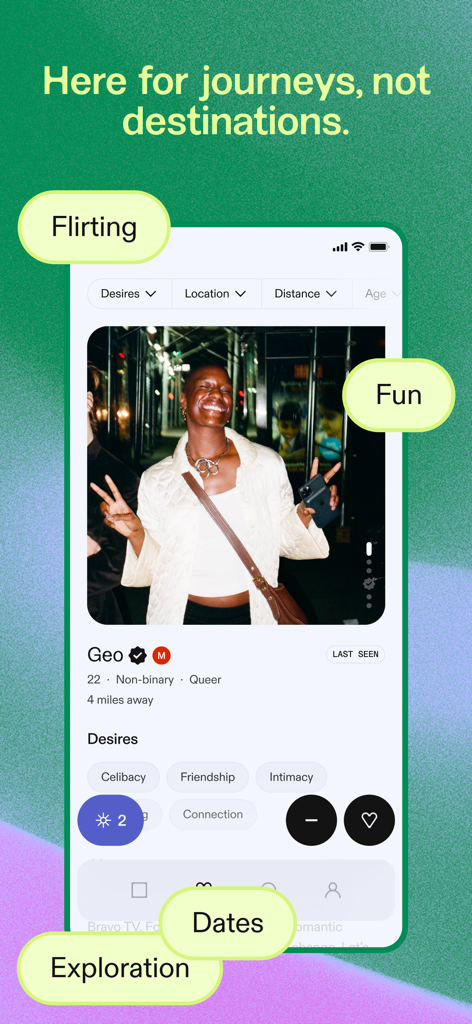 Feeld: Open-Minded Dating App - Interfaccia dell'app di incontri Feeld che mostra un profilo utente non binario con tag di desideri diversi come amicizia e intimità
