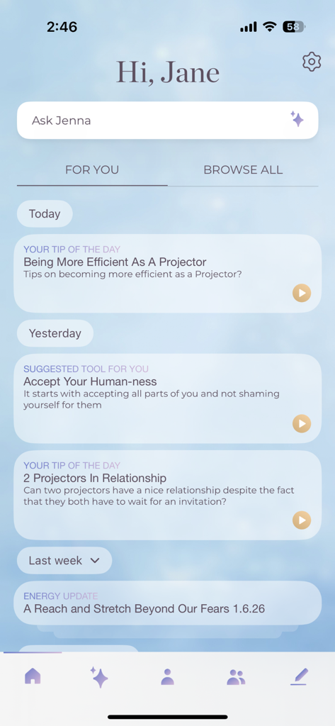 El feed personalizado 'Para ti' en la app Align mostrando consejos diarios de Diseño Humano y actualizaciones de energía para un perfil Proyector.