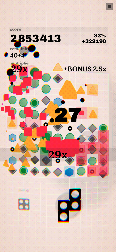 Kavel - Uma pontuação alta e multiplicador de pontuação exibidos sobre uma grade de quebra-cabeça geométrica colorida em Kavel.