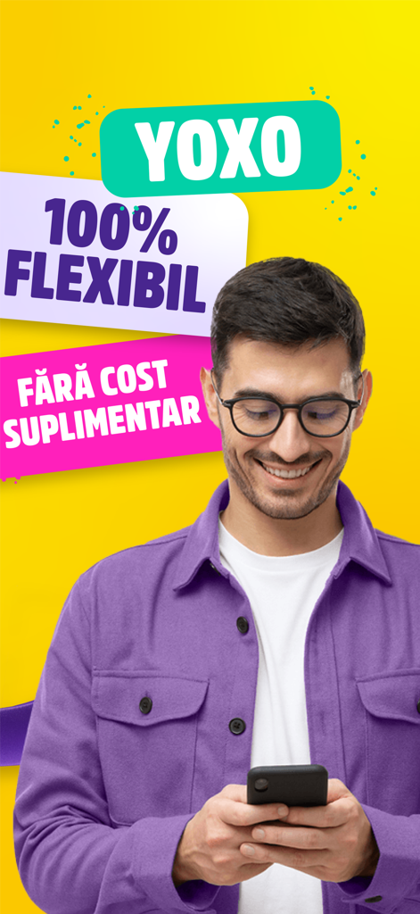Un giovane sorridente che usa il suo smartphone con il marchio YOXO che evidenzia la flessibilità al cento per cento e l'assenza di costi aggiuntivi