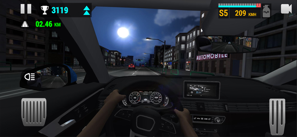 Vista dall'abitacolo in prima persona di un'auto che guida di notte nel gioco mobile Racing Limits.