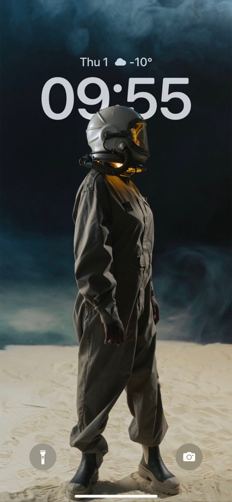 Locky: Wallpapers Depth Effect - Pantalla de bloqueo de iPhone con un fondo de pantalla de efecto de profundidad que presenta a un astronauta en un desierto