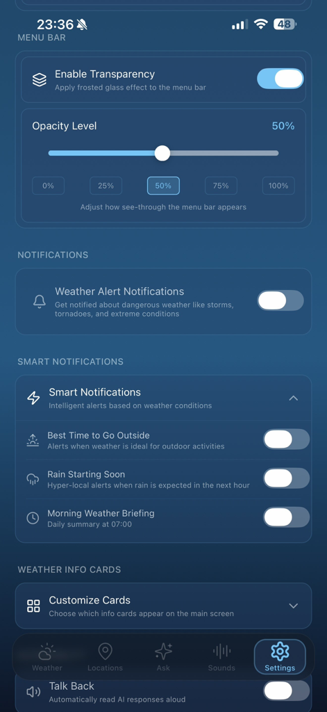 Weather & Chill - Pantalla de configuración de la aplicación Weather and Chill que muestra opciones de personalización para la transparencia del menú y notificaciones meteorológicas inteligentes.