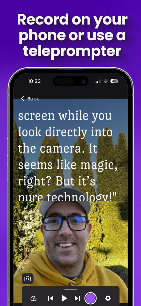 Um criador gravando um vídeo em seu telefone enquanto lê um roteiro em rolagem na tela