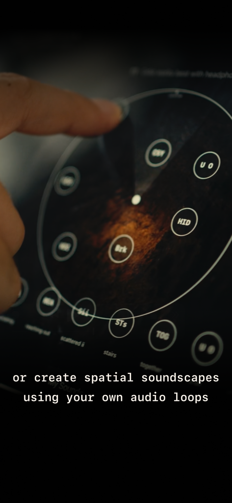 Odio - Spatial Soundscapes - Un usuario creando un paisaje sonoro espacial personalizado interactuando con nodos de audio circulares en la interfaz del compositor de Odio.