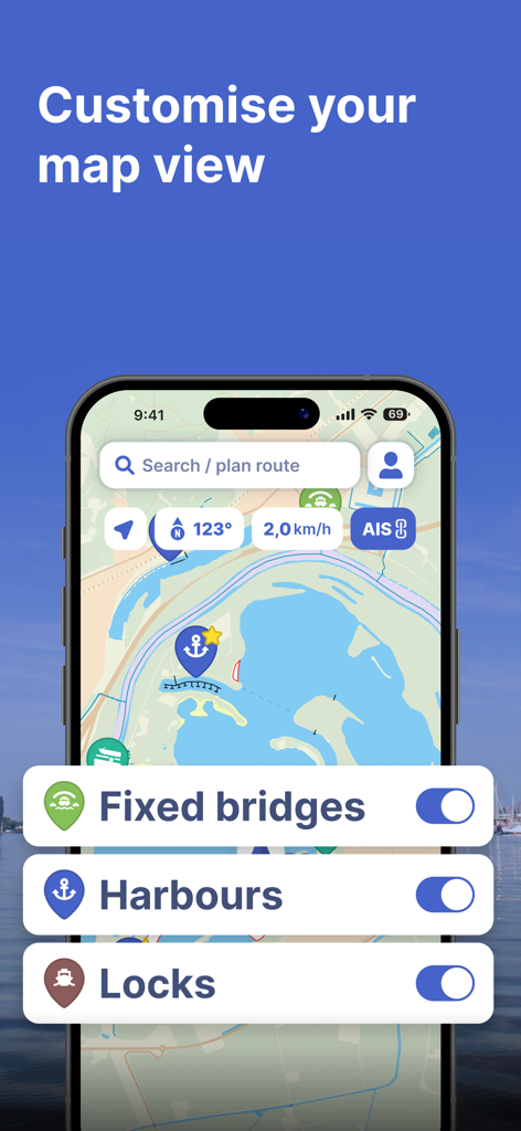 Smartphone-Bildschirm zeigt die Anpassung der Bootsnavigationskarte für Brücken und Häfen an
