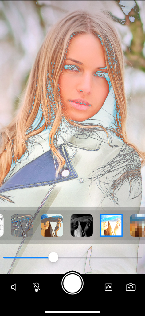 Portrait Sketch Camera - Interfaz de la aplicación Portrait Sketch Camera que muestra un filtro de boceto azul aplicado al retrato de una mujer con un control deslizante de ajuste