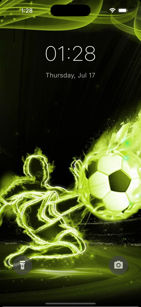 モバイルロック画面にある、ネオングリーンの輝くサッカー選手と炎のボールの芸術的な壁紙