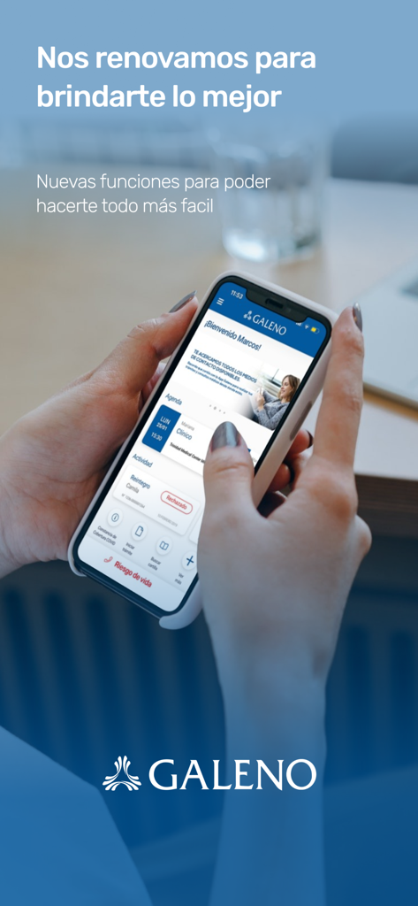 Personne utilisant l'application de santé Galeno sur un smartphone