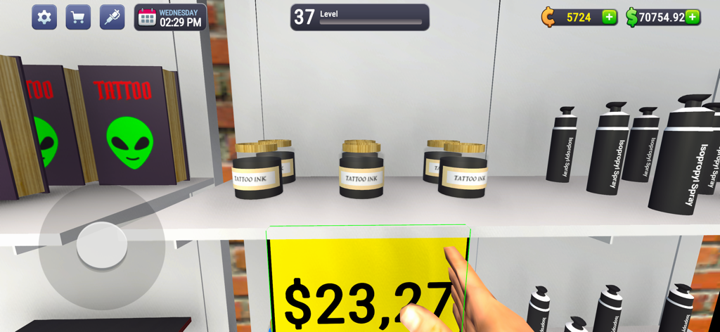 Vista en primera persona de un jugador gestionando el inventario de tintas y equipamiento de tatuajes en la tienda del estudio