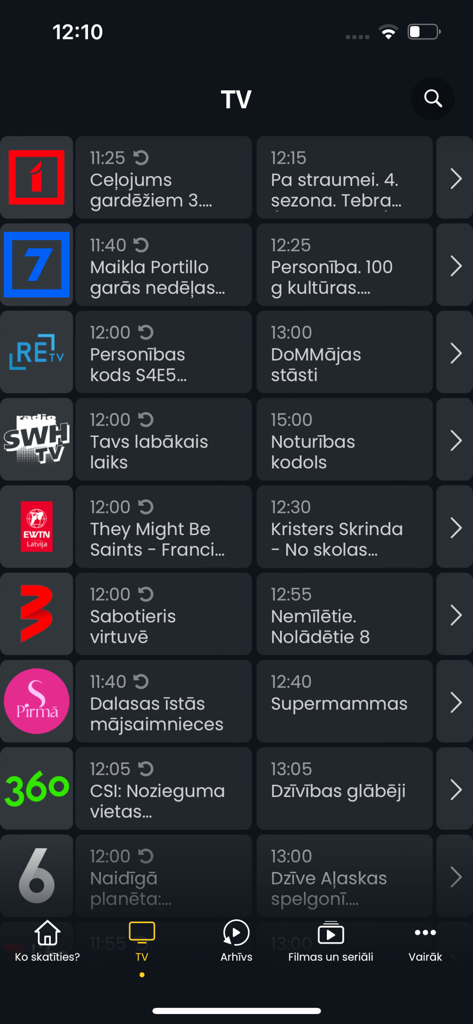 Tet TV - Interface do aplicativo Tet TV mostrando uma lista de canais de TV ao vivo e sua programação em letão.