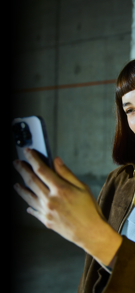 Tenpo - Una cuenta muy tú - Giovane donna che utilizza l'app di finanza digitale Tenpo sul suo smartphone.