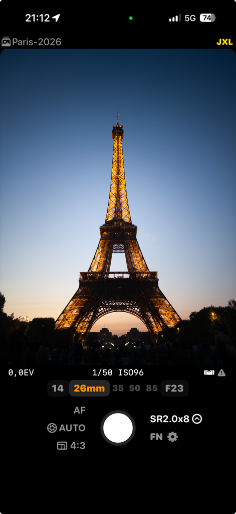 Camac - Interfaccia dell'app fotocamera professionale Camac con controlli manuali e una foto notturna ad alta risoluzione della Torre Eiffel.