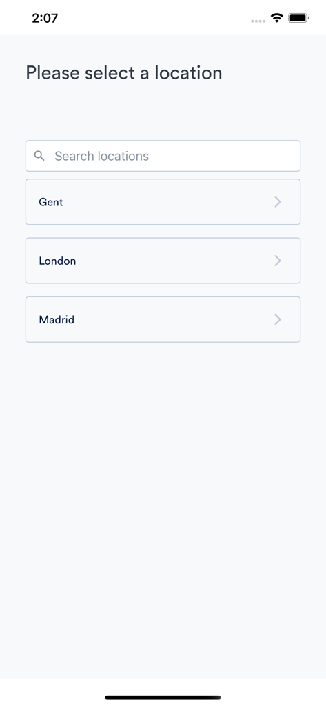 Deliverect: online order hub - Interface do aplicativo Deliverect mostrando a tela de seleção de local com uma barra de pesquisa e lista de cidades incluindo Gent, Londres e Madrid.