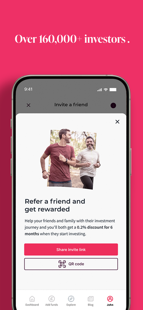 Moneyfarm: Investing & Saving - Moneyfarm-App-Bildschirm mit der Funktion 'Freunde werben' und Rabatten auf Investitionsgebühren als Belohnung.