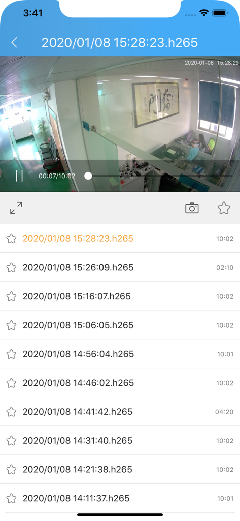 Interface do aplicativo SriHome mostrando uma lista de gravações de câmeras de segurança e um player de vídeo com imagens de escritório
