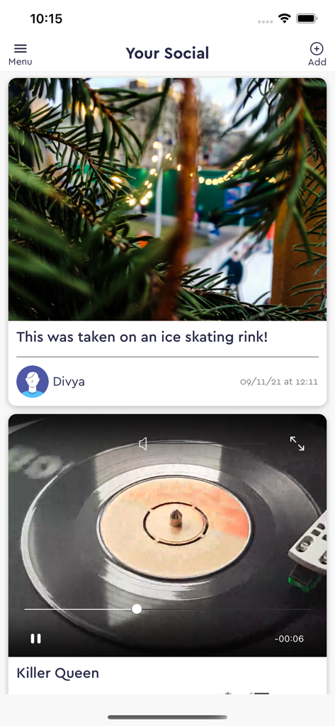 Screenshot des Social-Feed-Bereichs in der Intouch-App, der geteilte Fotos und Videos von Freunden und Familie anzeigt.