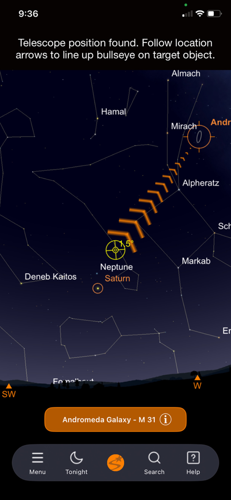 Celestron StarSense Explorer - Interfaccia di navigazione celeste che mostra frecce direzionali che puntano verso la Galassia di Andromeda su una mappa stellare digitale.