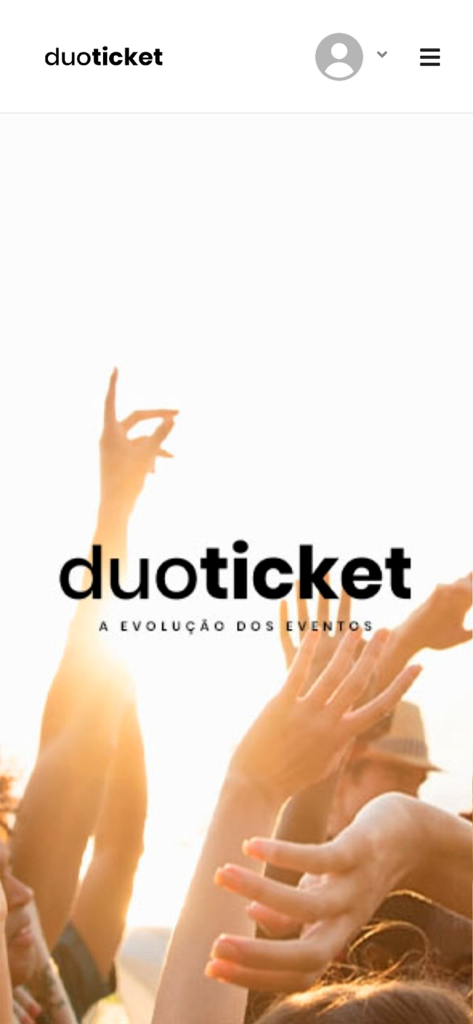 Duoticket - 太陽の光が降り注ぐ屋外イベントで、歓声を上げる群衆の上に表示されたDuoticketアプリのロゴ
