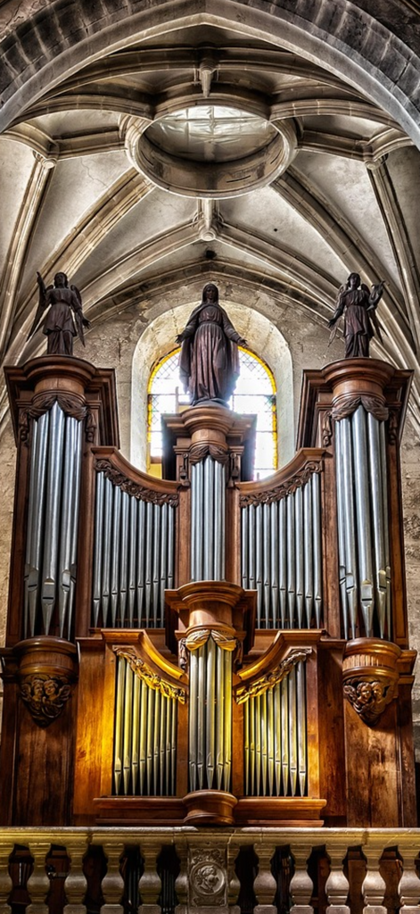 Pipe Organ - Gran órgano de tubos dentro de una catedral con estatuas religiosas y techos abovedados