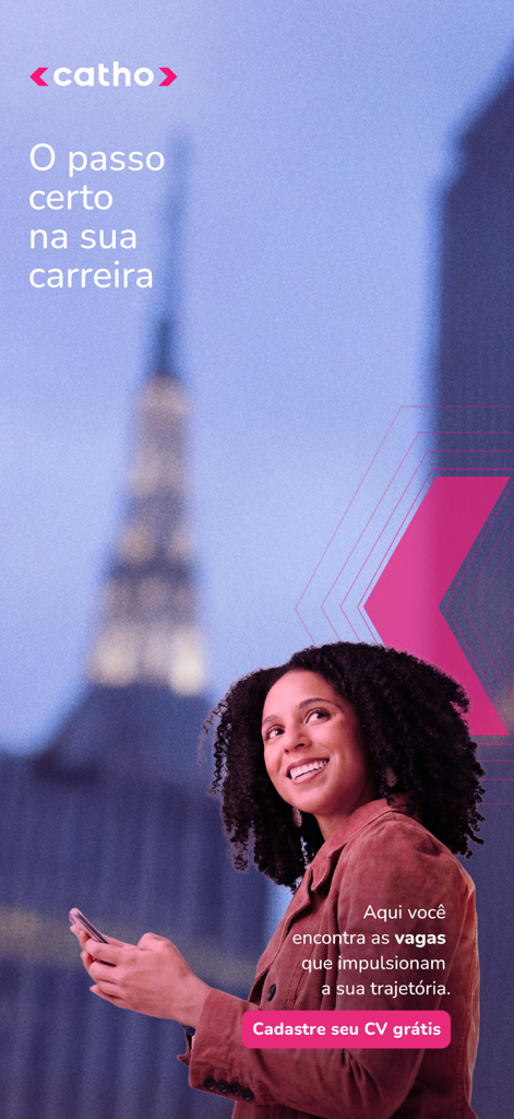 Mujer profesional sonriendo mientras usa la aplicación de búsqueda de empleo Catho con un horizonte urbano de fondo