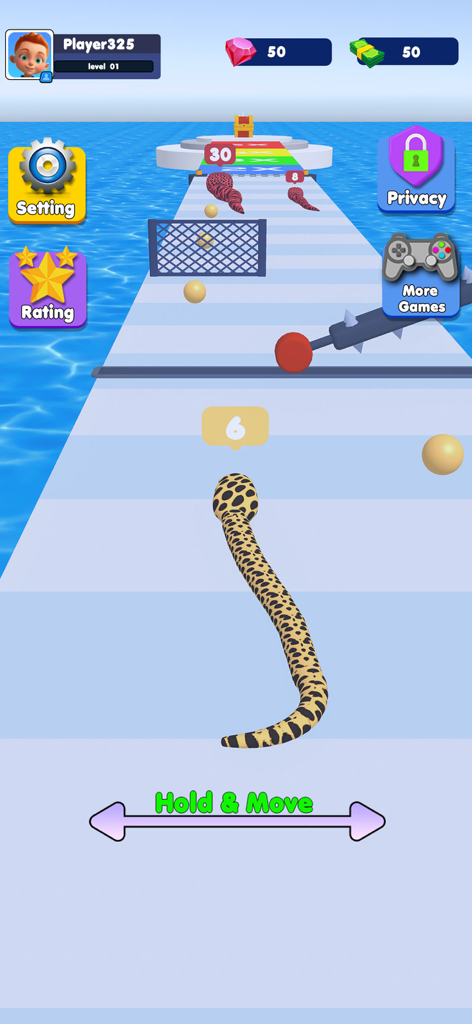 Una serpiente moteada se desliza por una pista de obstáculos 3D sobre el agua en el juego móvil Serpent Blitz Dash Run.