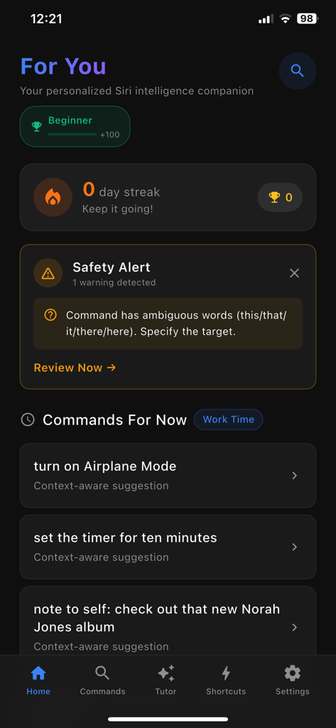 App For Siri Commands Tips - Pantalla de inicio de la aplicación Siri Commands Tips que muestra sugerencias de comandos de voz personalizadas y alertas de seguridad.