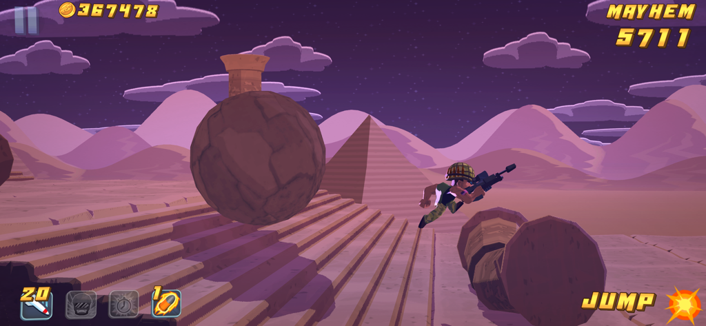 Major Mayhem - Major Mayhem saltando sobre obstáculos en un nivel desértico con pirámides y una enorme roca rodante