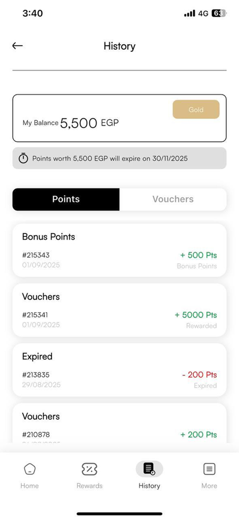 Mazaya and More - Pantalla de historial de la aplicación Mazaya and More que muestra un saldo de puntos de 5500 EGP, estado de nivel Oro y una lista detallada de puntos de lealtad ganados y caducados.
