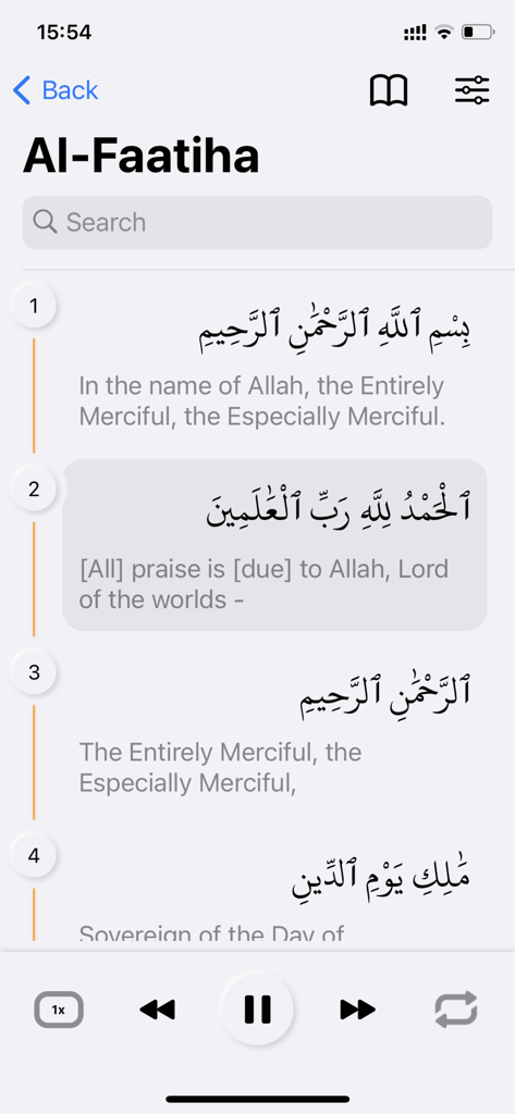 Koran-Leseoberfläche in der 1Muslim-App mit Sura Al-Fatiha, arabischem Text, englischer Übersetzung und Audiosteuerelementen.