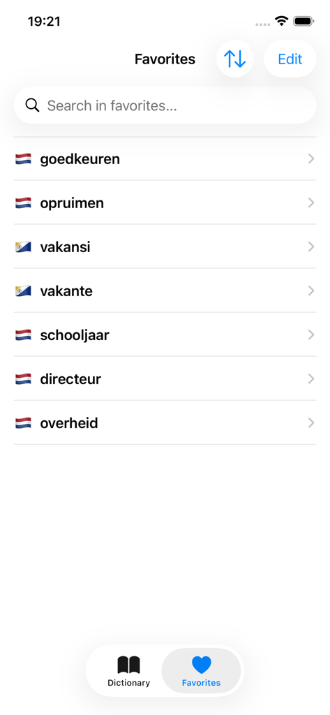 Papiaments Dictionary - L'écran des favoris de l'application Dictionnaire Papiamentu montrant une liste de mots enregistrés en néerlandais et en papiamentu.