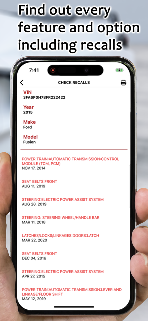 Bildschirm einer mobilen App, der eine detaillierte Sicherheitsrückrufhistorie für einen Ford Fusion 2015 anhand eines VIN-Scans anzeigt