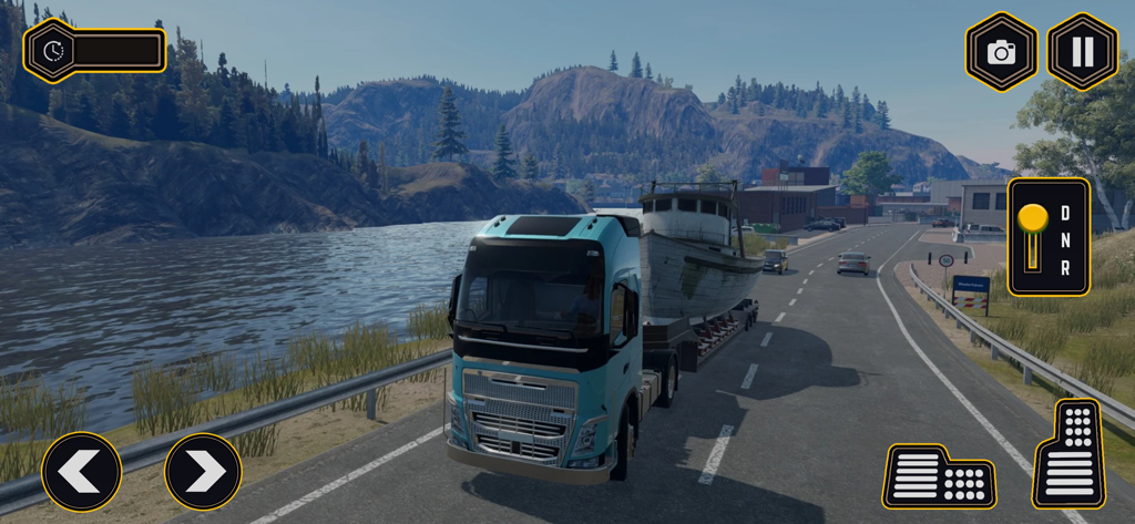 Off Road Drive Truck Simulator - Un camión azul transportando un gran barco por una carretera panorámica con montañas y agua al fondo