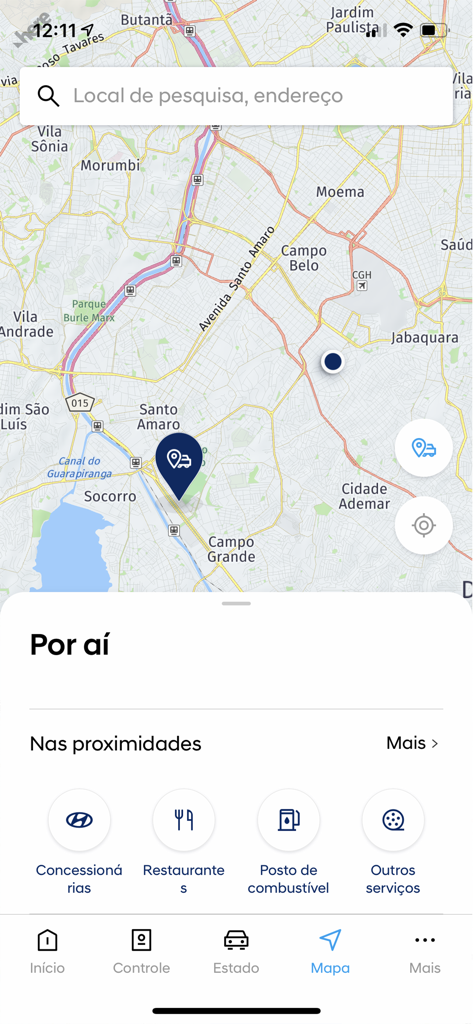 Hyundai Bluelink - Uno screenshot dell'interfaccia della mappa dell'app Hyundai Bluelink che mostra la posizione del veicolo e i punti di interesse vicini come stazioni di servizio e ristoranti.