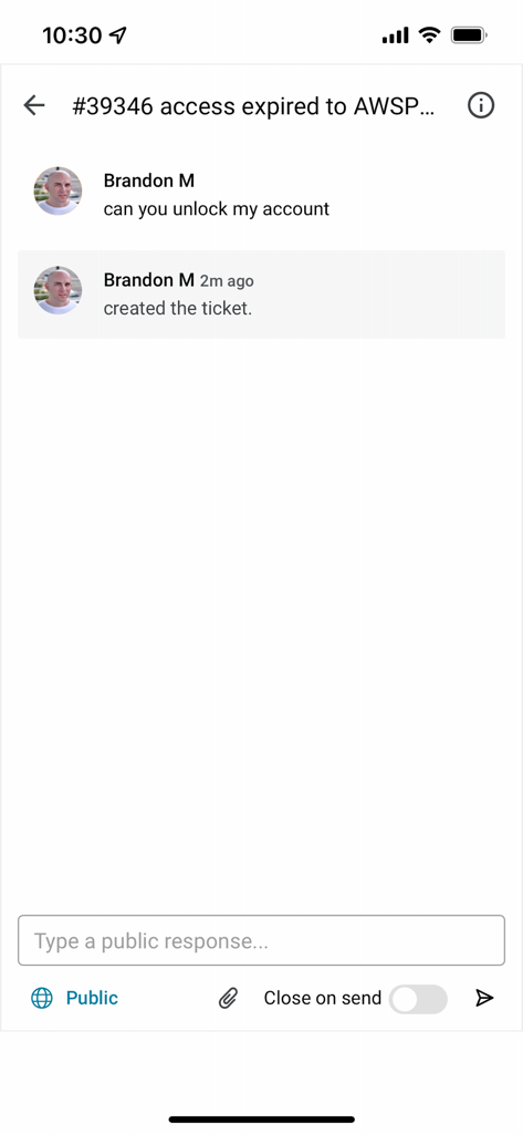 Interfaz de la aplicación móvil Spiceworks Help Desk que muestra un ticket de soporte para una solicitud de desbloqueo de cuenta