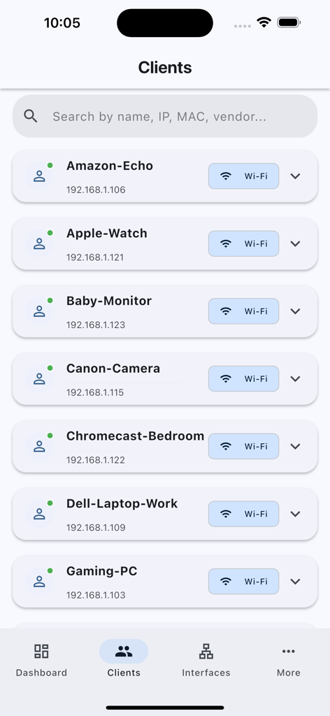 Pantalla de la aplicación LuCI Mobile que muestra una lista de dispositivos conectados a un router OpenWrt, incluidos equipos domésticos inteligentes y de computación