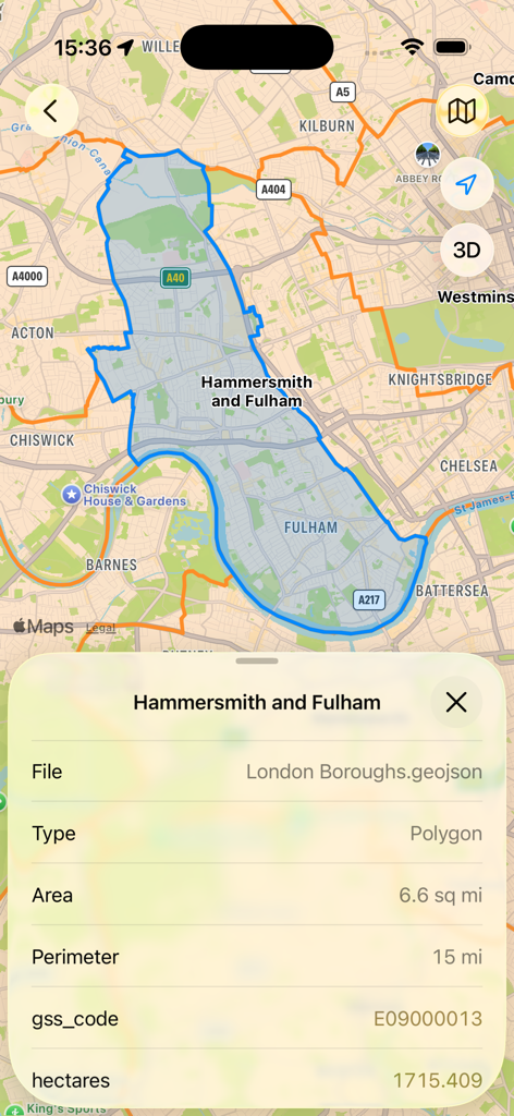 Geodata Map Viewer - Una captura de pantalla de la aplicación Geodata Map Viewer que muestra un distrito de Londres resaltado en un mapa con sus metadatos GeoJSON asociados, como área y perímetro.