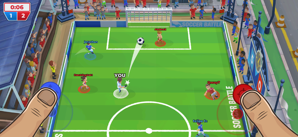 Soccer Battle: Online Football - Uma partida de futebol 3v3 em tempo real em Soccer Battle com jogadores em estilo arcade e controles de joystick virtuais em um campo verde.