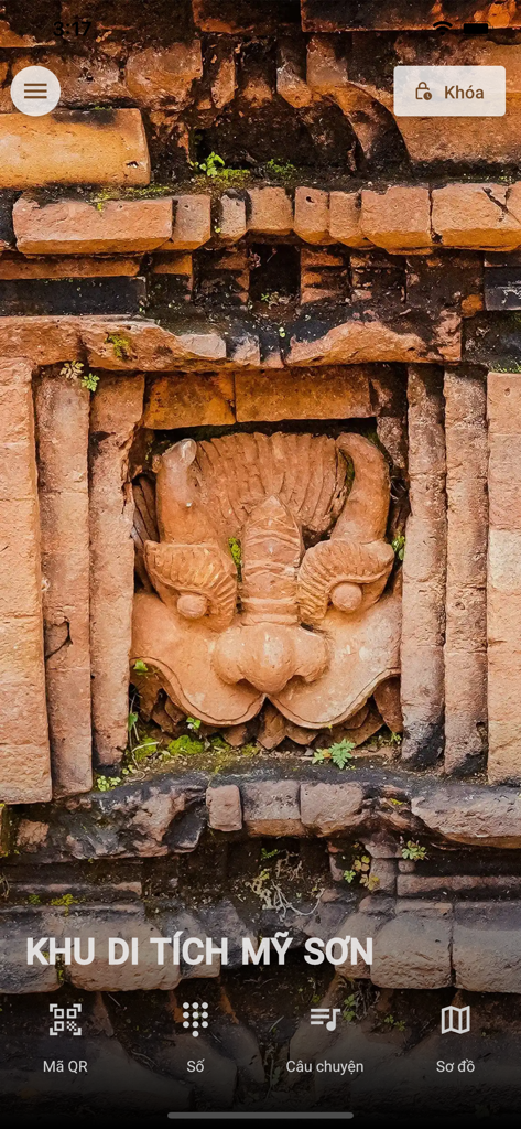 미선 유적지의 고대 참파 석조 조각 클로즈업을 표시하는 모바일 앱 인터페이스