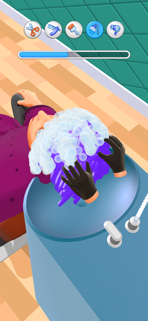 Hair Tattoo: Barber Shop Game - Laver des cheveux violets avec de la mousse de savon dans un salon de barbier.