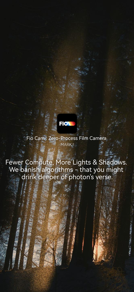 Fio Cam ：Zero-Process Film Cam - Pantalla introductoria de la aplicación Fio Cam con rayos de sol en un bosque y texto de filosofía fotográfica