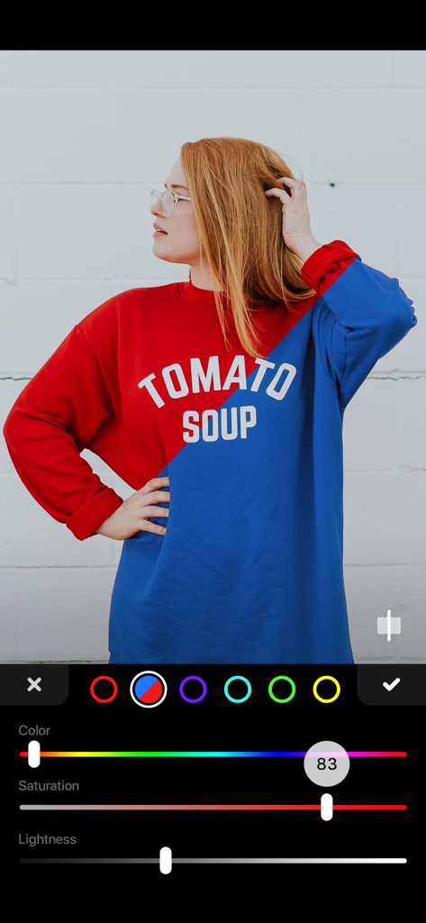 Object Remover by Touch Up - Eine Frau benutzt das Werkzeug zum Neufärben, um die Farbe ihres Sweatshirts in der Object Remover App zu bearbeiten.