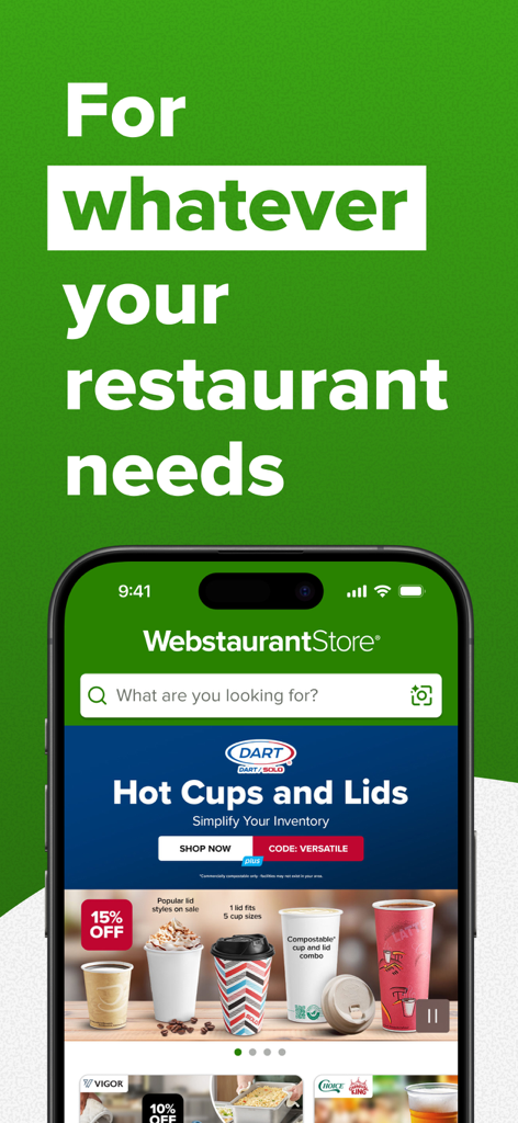 Un smartphone mostrando la pantalla de inicio de la aplicación WebstaurantStore con una barra de búsqueda y una promoción de vasos y tapas calientes