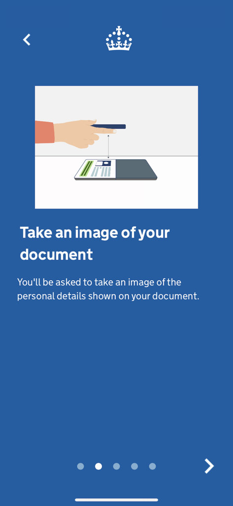 Pantalla de instrucciones que muestra cómo escanear un pasaporte o documento de identidad con la cámara de un smartphone