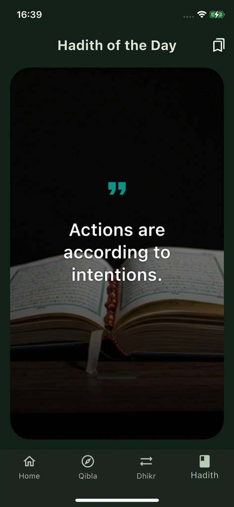 Qibla Compass & Prayer Times - 다크 모드에서 흐릿한 꾸란 이미지 위에 영적인 인용문이 표시되는 오늘의 하디스 인터페이스.