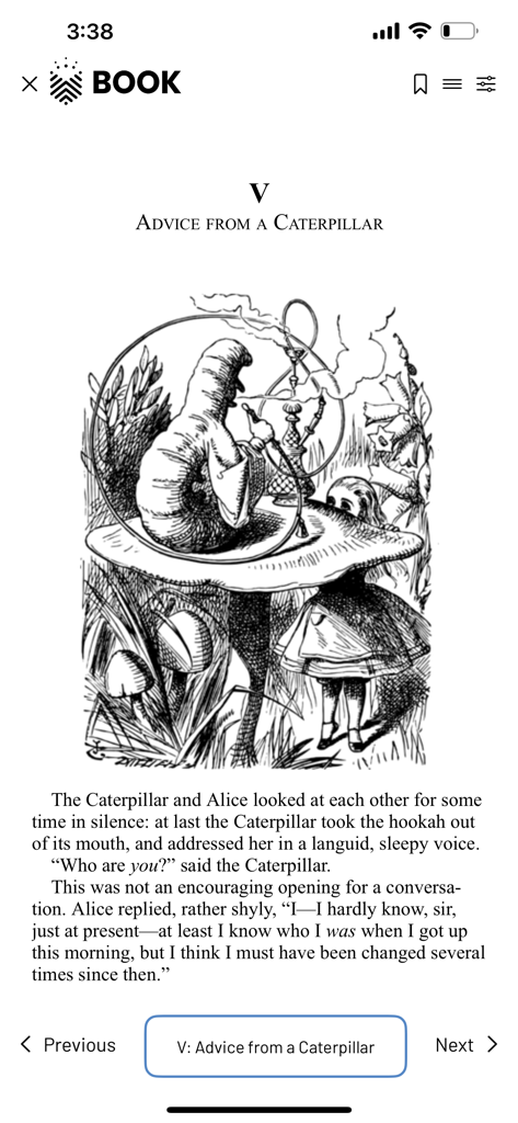 Uma captura de tela da interface do leitor de e-books do aplicativo móvel Book.io exibindo um capítulo de Alice no País das Maravilhas com uma ilustração clássica em preto e branco.