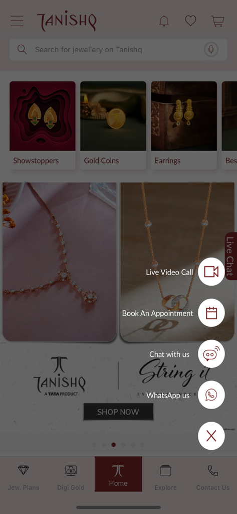 Tanishq (A TATA Product) - タ majíーシュジュエリーアプリのホーム画面。製品カテゴリとライブチャットサポートオプションが表示されています。