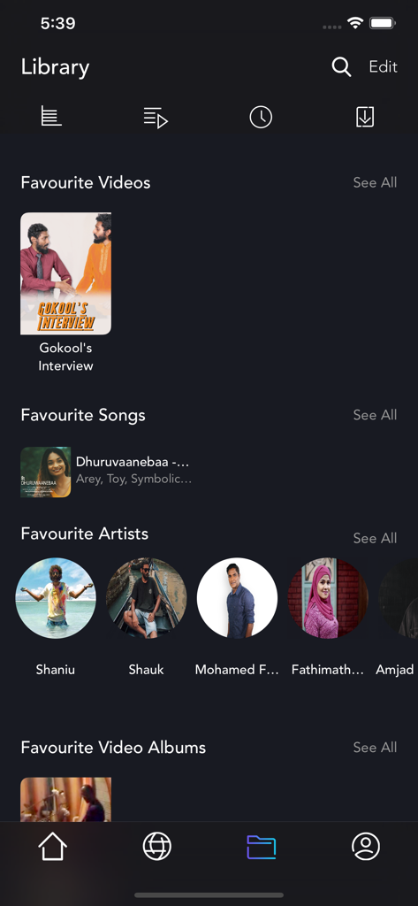 Interfaccia della libreria dell'app Baiskoafu che mostra video, canzoni e artisti maldiviani preferiti