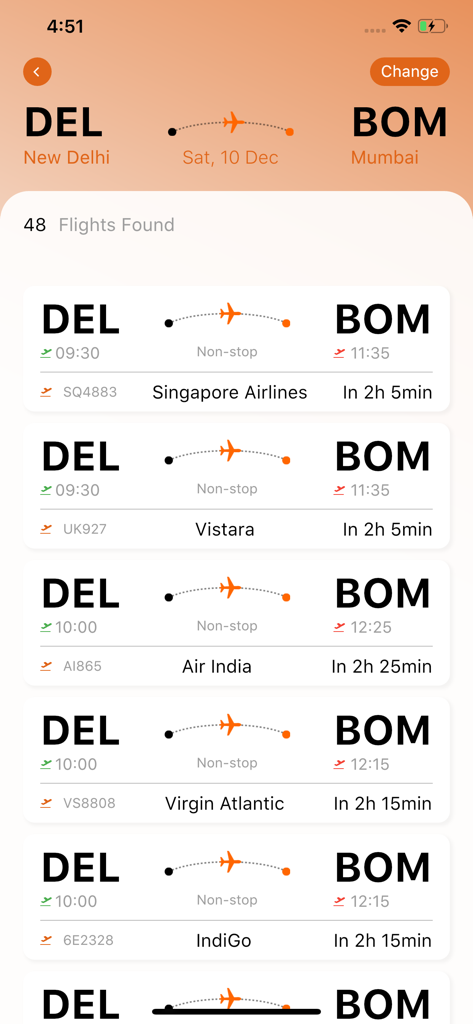 Pantalla de la aplicación móvil que muestra una lista de resultados de búsqueda de vuelos entre Nueva Delhi y Mumbai con varios horarios de aerolíneas.